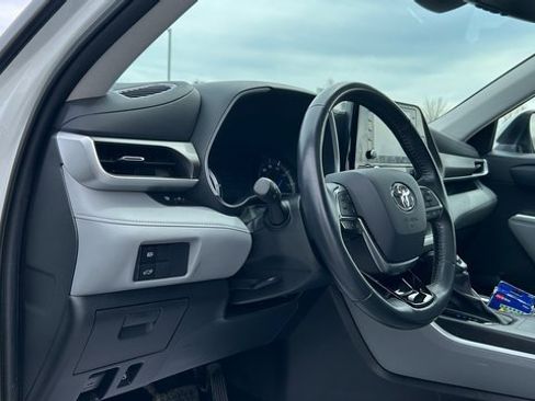 Used 2021 Toyota Highlander XLE image 19