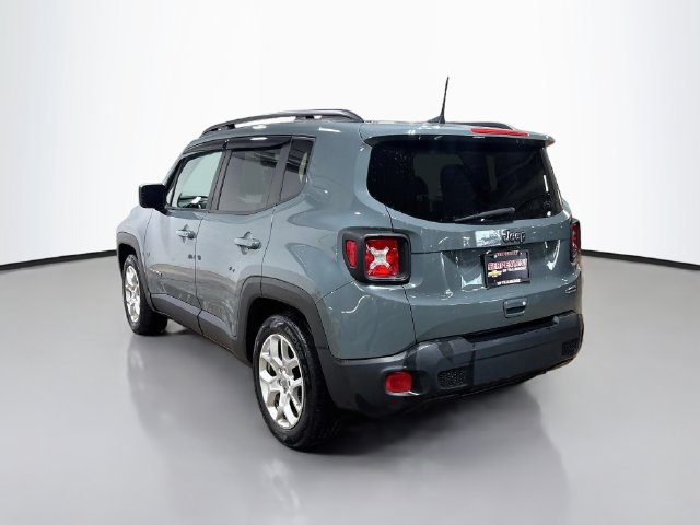 Used 2018 Jeep Renegade Latitude w/ Cold Weather Group FWD image 9
