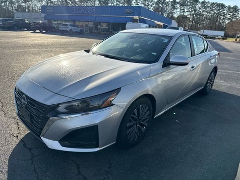 Used 2023 Nissan Altima 2.5 SV image 11