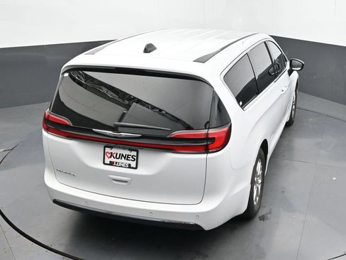 Used 2025 Chrysler Pacifica Select FWD image 30