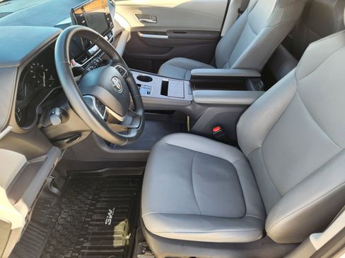 Used 2023 Toyota Sienna XLE image 17
