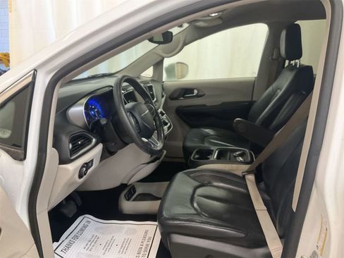Used 2020 Chrysler Pacifica Touring-L image 3