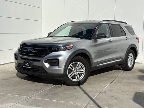 Used 2020 Ford Explorer XLT image 2
