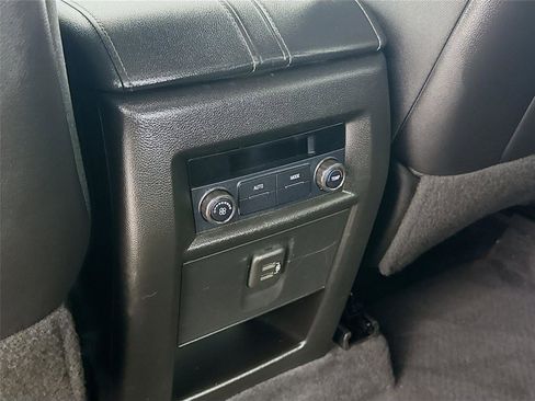 Used 2022 Chevrolet Traverse LT image 23