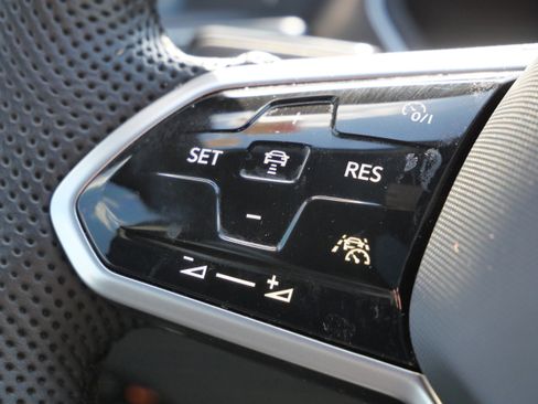 Certified 2022 Volkswagen Tiguan SEL R-Line AWD/4WD image 33