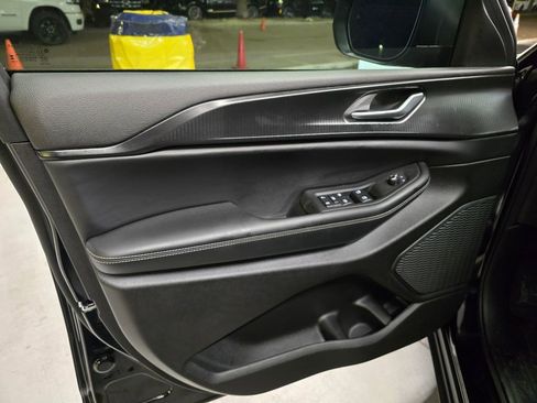 Used 2025 Jeep Grand Cherokee Laredo X image 12