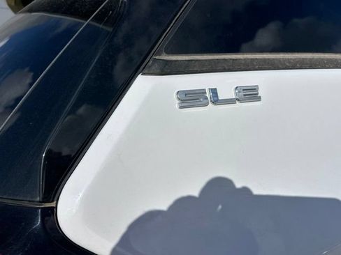 Used 2021 GMC Terrain SLE w/ Driver Convenience Package FWD image 4
