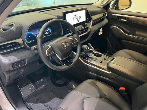 Certified 2025 Toyota Highlander Limited image 2