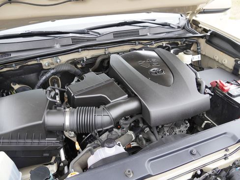 Certified 2018 Toyota Tacoma SR5 image 15