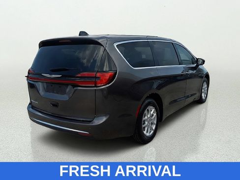 Used 2023 Chrysler Pacifica Touring-L FWD image 7