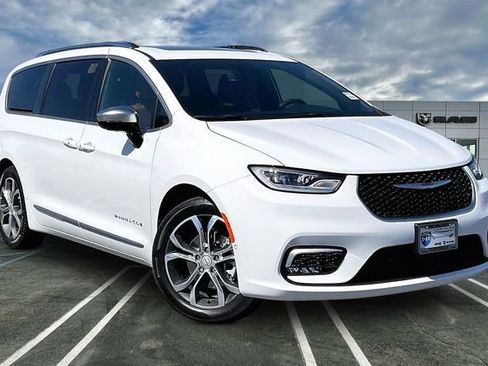 New 2026 Chrysler Pacifica Pinnacle image 14