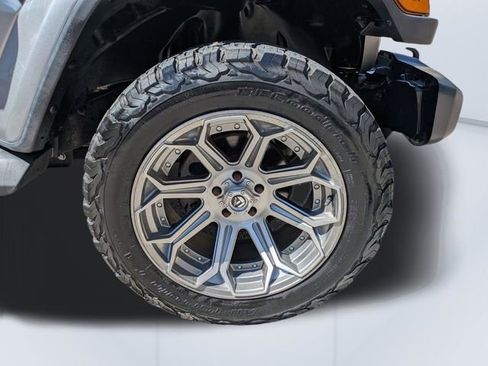 Used 2019 Jeep Wrangler Unlimited Sahara AWD/4WD image 11