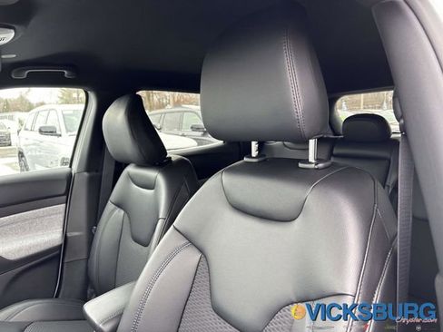 New 2026 Jeep Compass Latitude image 11