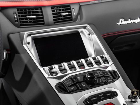 Used 2018 Lamborghini Aventador S image 54