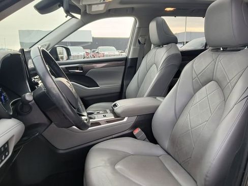 Used 2020 Toyota Highlander Platinum image 10
