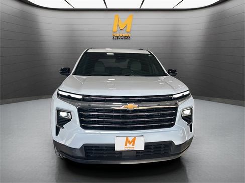 Used 2025 Chevrolet Traverse LT image 3