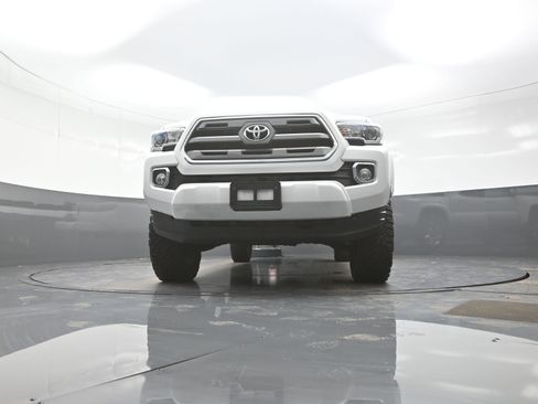 Used 2017 Toyota Tacoma Limited w/ Tow Package AWD/4WD image 10