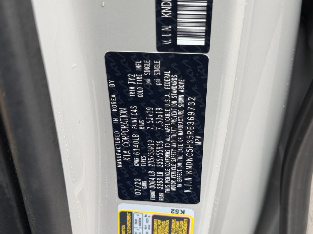 Used 2024 Kia Carnival EX FWD image 30
