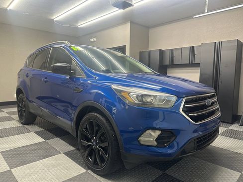 Used 2018 Ford Escape SE w/ SE Sport Appearance Package AWD/4WD image 4
