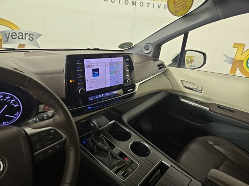 Used 2021 Toyota Sienna Platinum FWD image 27