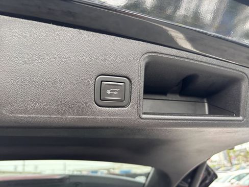 Used 2024 GMC Terrain SLT AWD/4WD image 22