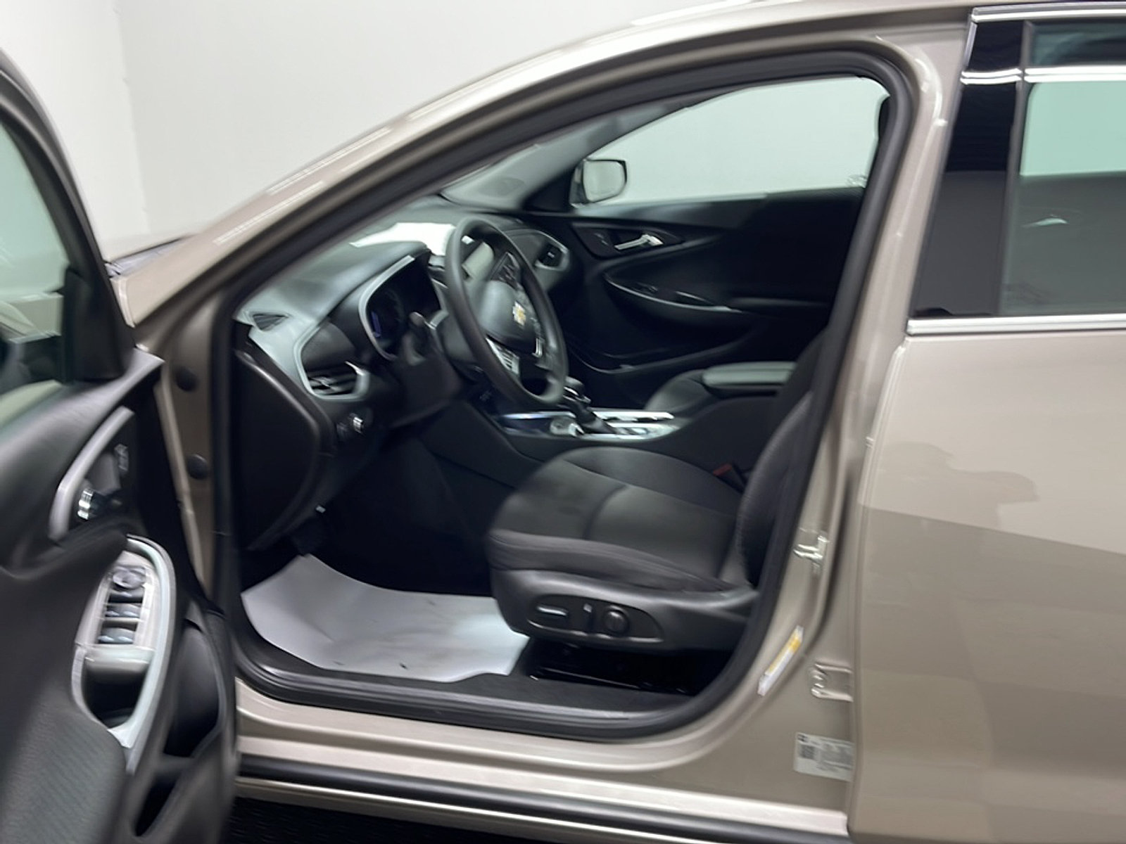 Used 2025 Chevrolet Malibu LT FWD image 2