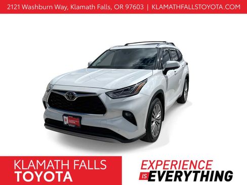 Used 2023 Toyota Highlander Platinum image 1