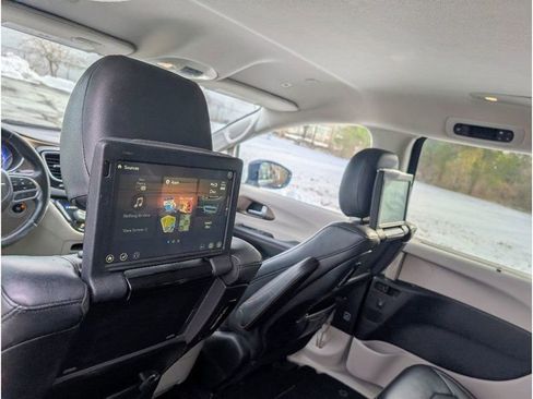 Used 2018 Chrysler Pacifica Touring-L Plus image 17