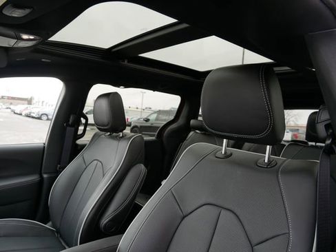 New 2026 Chrysler Pacifica Limited w/ Trailer Tow Group image 19