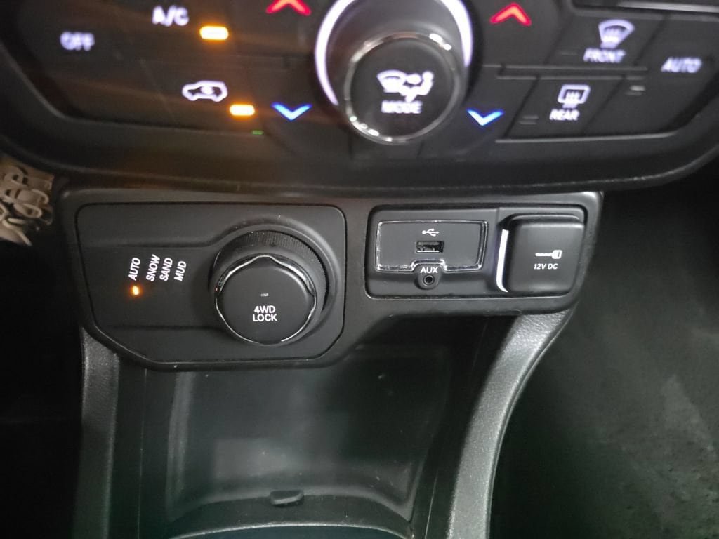 Used 2023 Jeep Renegade Latitude AWD/4WD image 24