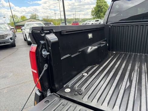 Used 2025 Toyota Tacoma SR5 AWD/4WD image 17