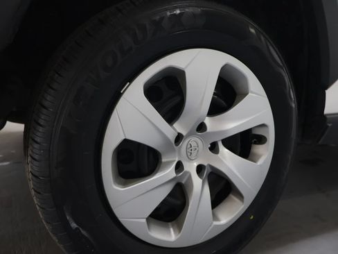 Used 2021 Toyota RAV4 LE FWD image 31