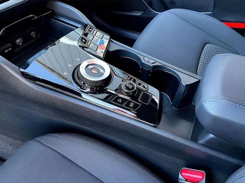 Certified 2025 Kia Sportage LX image 17