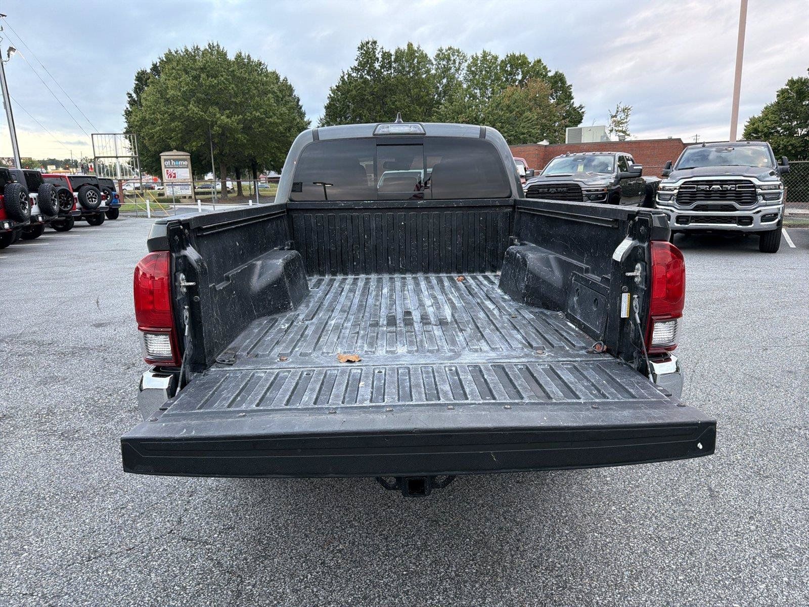 Used 2019 Toyota Tacoma SR5 RWD image 17