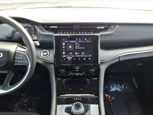 Used 2023 Jeep Grand Cherokee Laredo image 9