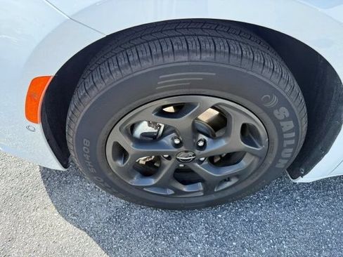 Used 2024 Chrysler Pacifica Limited FWD image 9