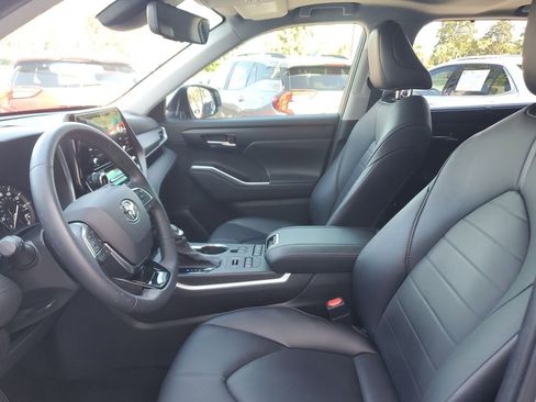 Used 2021 Toyota Highlander XLE image 22