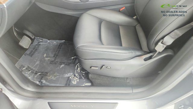 Used 2025 Tesla Model Y Long Range RWD image 35