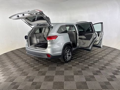 Used 2018 Toyota Highlander LE AWD/4WD image 17
