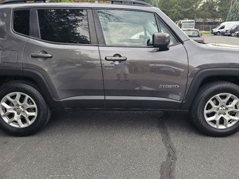 Used 2017 Jeep Renegade Latitude w/ Cold Weather Group AWD/4WD image 4