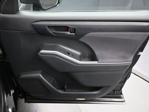 Certified 2021 Toyota Highlander LE image 36