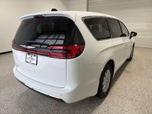 New 2026 Chrysler Pacifica Select image 26