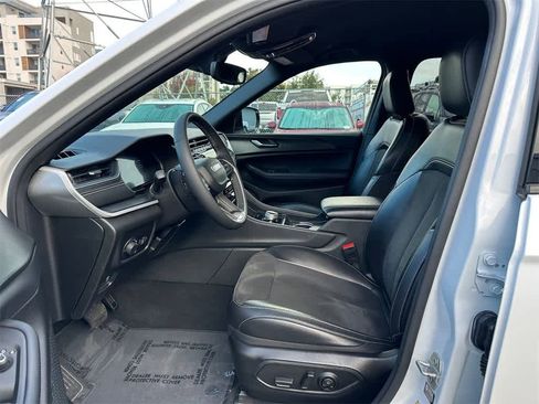 Used 2024 Jeep Grand Cherokee L Laredo image 2