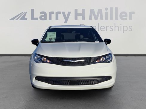 New 2026 Chrysler Voyager LX image 5