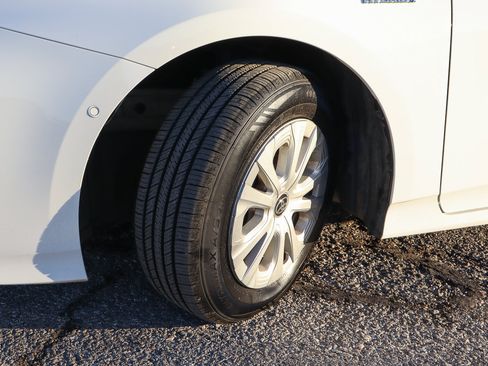 Used 2022 Toyota Prius LE image 17