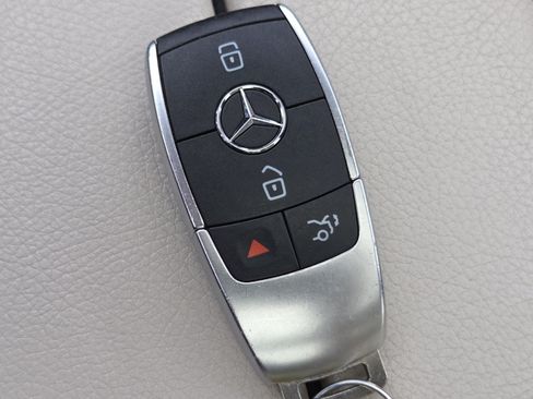 Used 2022 Mercedes-Benz GLB 250 4MATIC image 38