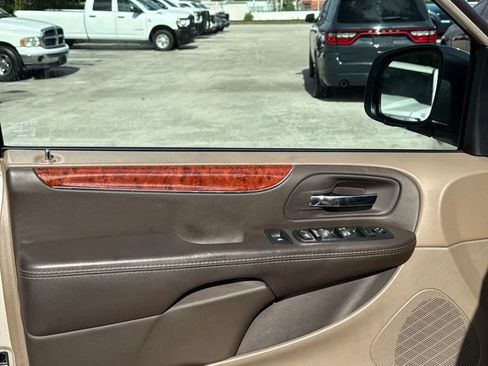 Used 2014 Chrysler Town & Country Touring-L w/ Driver Convenience Group FWD image 9