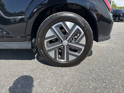 Used 2023 Hyundai Kona SE image 29