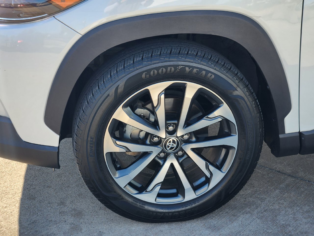Used 2023 Toyota Corolla Cross XLE FWD image 11