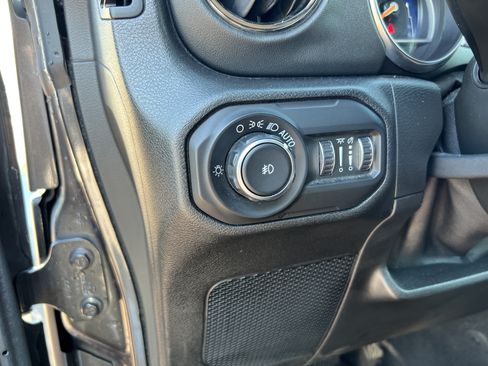 Used 2021 Jeep Wrangler Unlimited Sahara AWD/4WD image 35